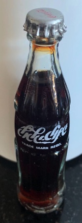 M06016-1 € 8,00 coca cola miniflesje vreemde taal.jpeg